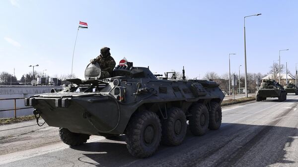 Hungarian armoured personnel carriers are seen as army deploy troops close to the Hungarian - Ukrainian border, in Vasarosnameny, Hungary, Friday, Feb 25, 2022 - Sputnik Türkiye