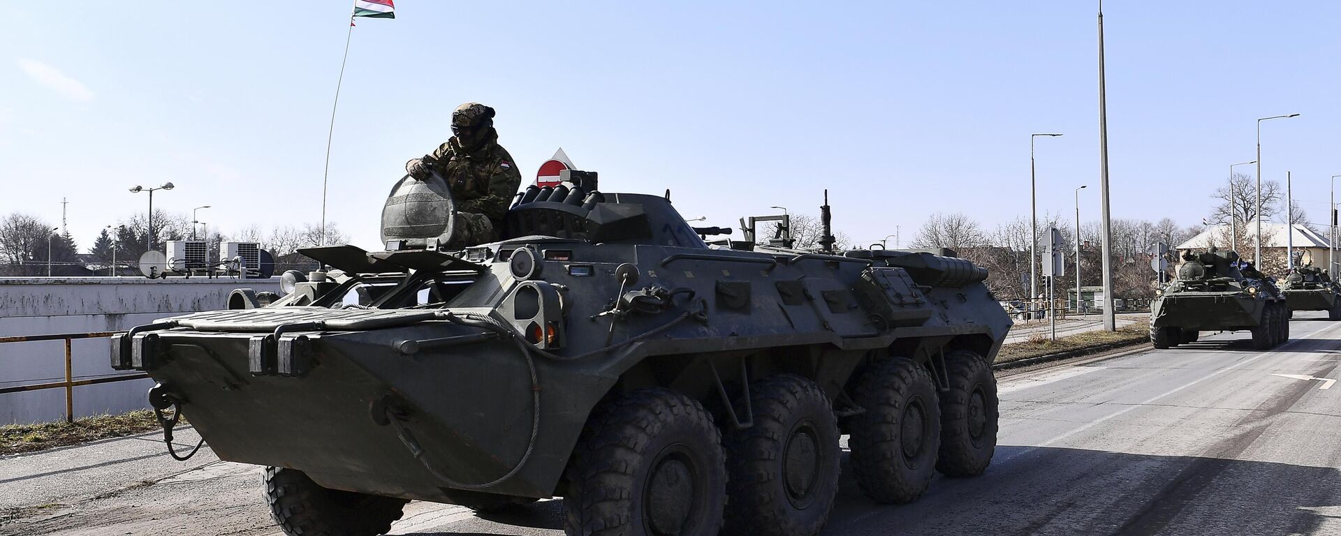 Hungarian armoured personnel carriers are seen as army deploy troops close to the Hungarian - Ukrainian border, in Vasarosnameny, Hungary, Friday, Feb 25, 2022 - Sputnik Türkiye, 1920, 21.11.2024