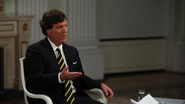 US journalist Tucker Carlson speaks with Russian President Vladimir Putin during an interview at the Kremlin in Moscow, Russia. - Sputnik Türkiye