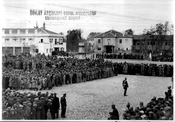 Gazi Mustafa Kemal Atatürk'ün 10 Kasım 1938 tarihindeki vefatının ardından 11 Kasım tarihinde naaşı Dolmabahçe Sarayı'nda sergilendi. Gazi Mustafa Kemal Atatürk'ün 10 Kasım 1938 tarihindeki vefatının ardından 11 Kasım tarihinde naaşı Dolmabahçe Sarayı'nda sergilendi. - Sputnik Türkiye