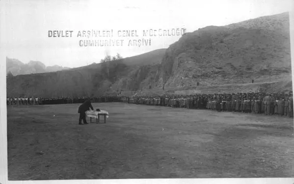 Tüm Türkiye'ye Başkomutan Mustafa Kemal Atatürk'ün ölümü ile tören hazırlıkları için emir gönderildiği belirtildi. Tüm Türkiye'ye Başkomutan Mustafa Kemal Atatürk'ün ölümü ile tören hazırlıkları için emir gönderildiği belirtildi. - Sputnik Türkiye