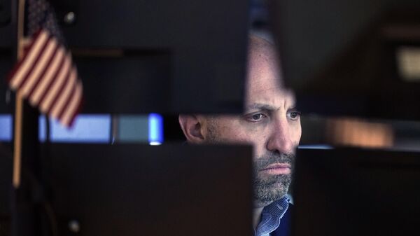 Specialist James Denaro works at his post on the floor of the New York Stock Exchange, Dec. 1, 2021. Stocks are opening mostly higher on Wall Street, led by gains in airlines and other travel-related companies that would benefit from more reopening of the economy. The S&P 500 edged up 0.1% in the early going Monday, Dec. 6, 2021 and the Dow Jones Industrial Average rose 0.9%. (AP Photo/Richard Drew) - Sputnik Türkiye