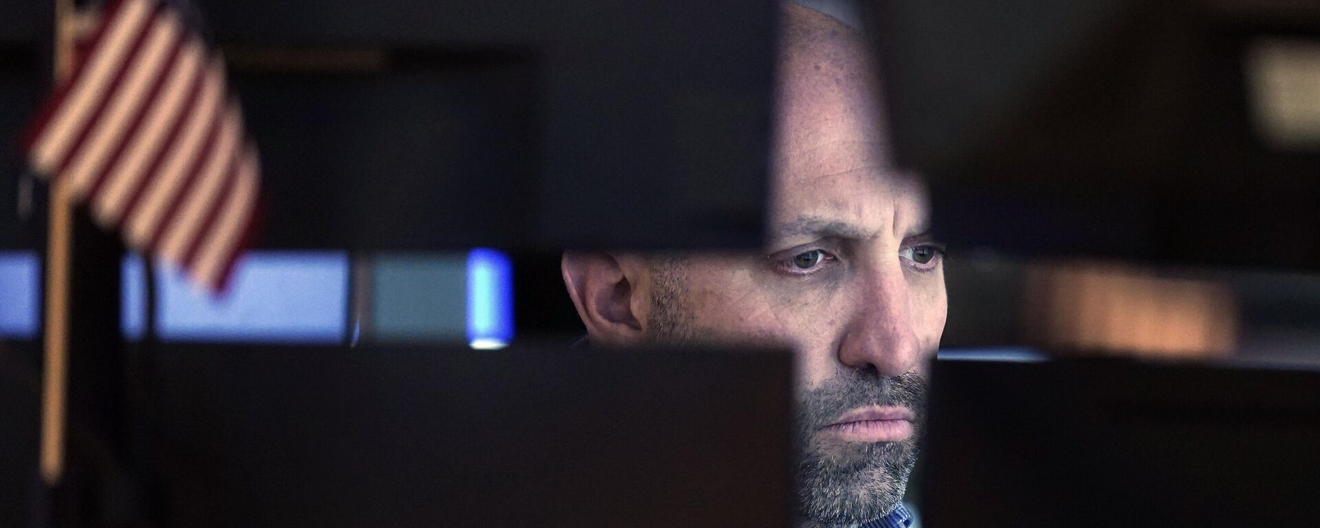 Specialist James Denaro works at his post on the floor of the New York Stock Exchange, Dec. 1, 2021. Stocks are opening mostly higher on Wall Street, led by gains in airlines and other travel-related companies that would benefit from more reopening of the economy. The S&P 500 edged up 0.1% in the early going Monday, Dec. 6, 2021 and the Dow Jones Industrial Average rose 0.9%. (AP Photo/Richard Drew) - Sputnik Türkiye, 1920, 22.11.2024