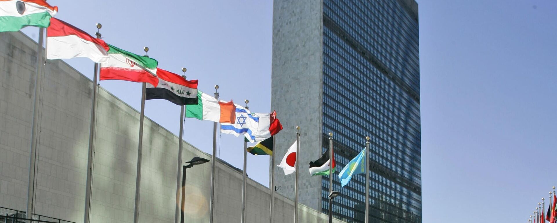 FFILE - In this Sept. 18, 2007 file photo, the flags of member nations fly outside of the United Nations headquarters. In a move likely to upset Israel's government, the Palestinians and the Vatican are seeking to raise their flags at the U.N., just in time for Pope Francis' visit in September 2015. (AP Photo/Mary Altaffer, File)  - Sputnik Türkiye, 1920, 21.02.2025