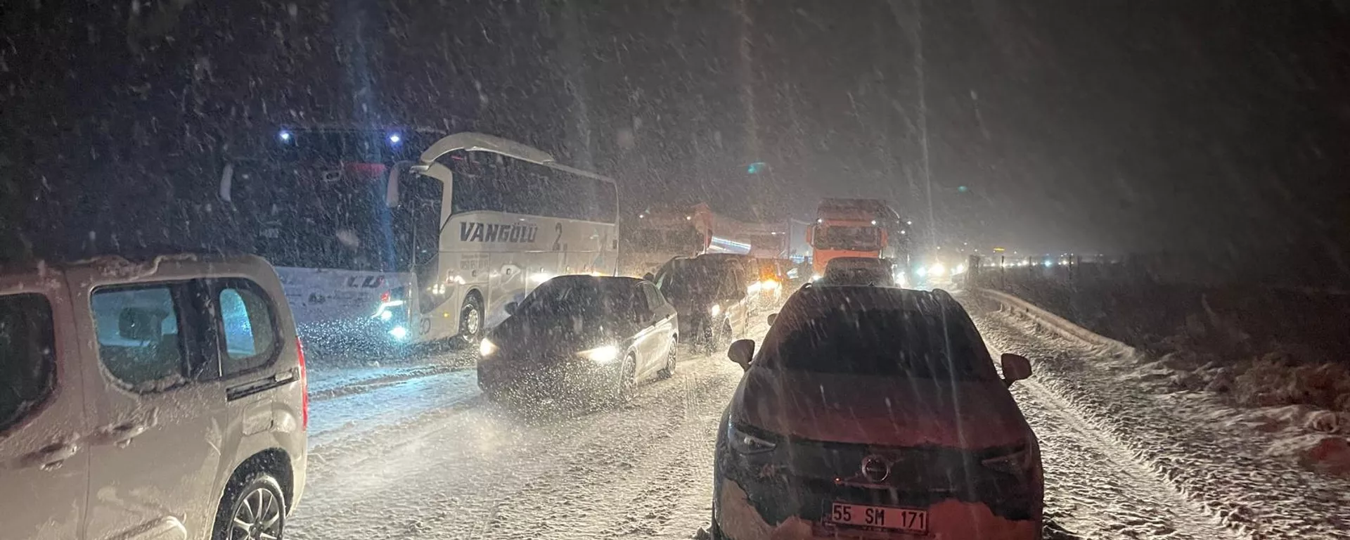 Anadolu Otoyolu'nun Bolu kesimi ile D-100 kara yolunun Düzce geçişinde kar yağışı nedeniyle ara ara ulaşımda aksamalar yaşanıyor. Kar yağışının artması, bazı araçların yolda kalması ve kazalar nedeniyle otoyolun Cankurtaran ile Gerede arasında İstanbul ve Ankara yönünde ulaşım durdu. - Sputnik Türkiye, 1920, 23.02.2025