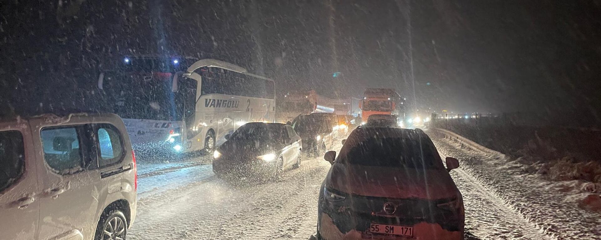 Anadolu Otoyolu'nun Bolu kesimi ile D-100 kara yolunun Düzce geçişinde kar yağışı nedeniyle ara ara ulaşımda aksamalar yaşanıyor. Kar yağışının artması, bazı araçların yolda kalması ve kazalar nedeniyle otoyolun Cankurtaran ile Gerede arasında İstanbul ve Ankara yönünde ulaşım durdu. - Sputnik Türkiye, 1920, 23.11.2024