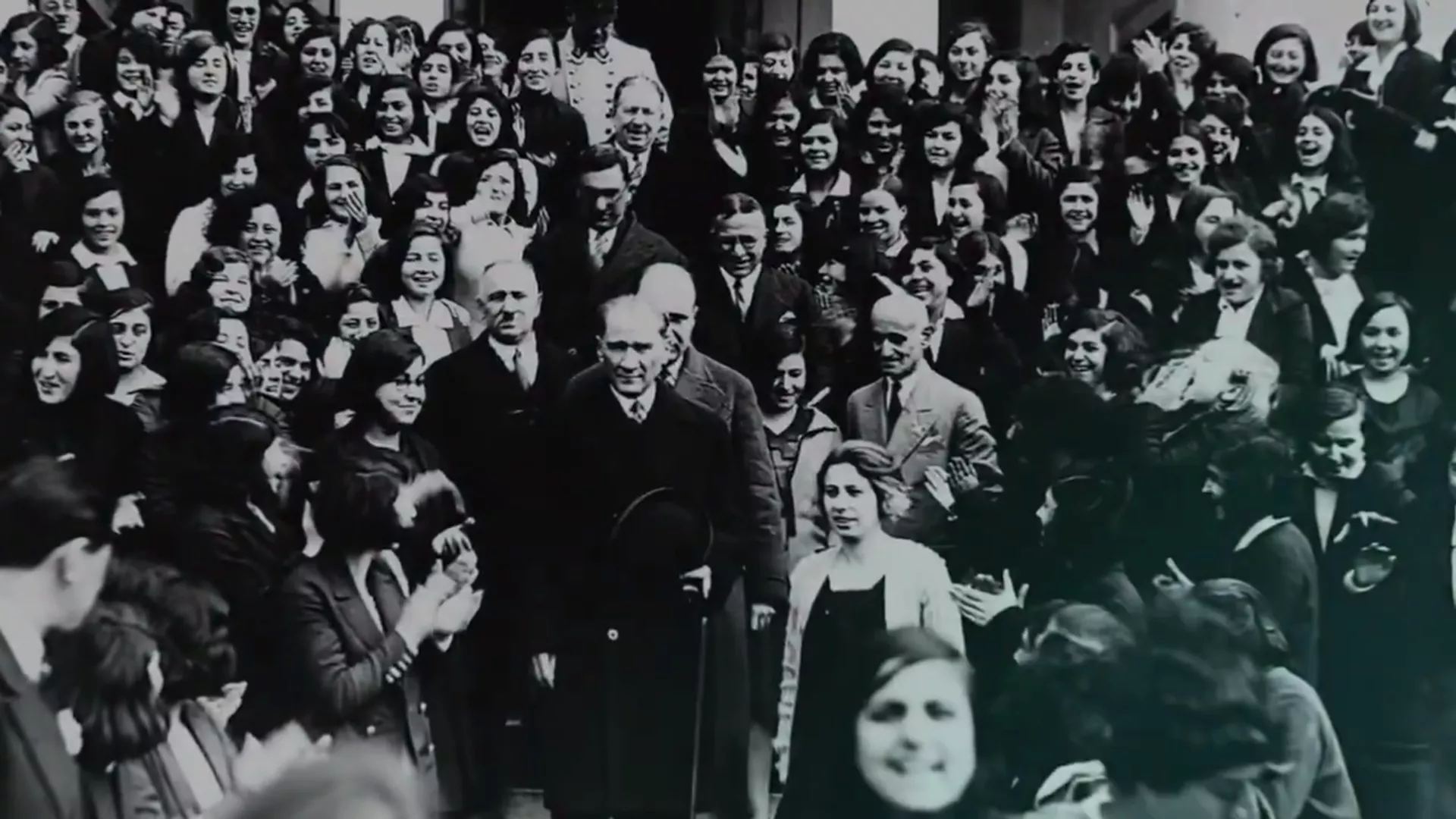 Milli Eğitim Bakanı Tekin ve tüm illerden gelen öğretmenler, Başöğretmen Atatürk'ün huzurunda Milli Eğitim Bakanı Tekin ve tüm illerden gelen öğretmenler, Başöğretmen Atatürk'ün huzurunda - Sputnik Türkiye, 1920, 24.11.2024