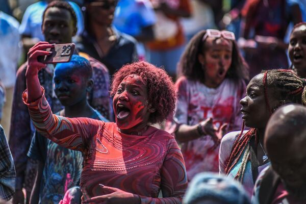 Hindu renk festivalinde katılımcılar yine birbirlerine gulal (hindi) olarak bilinen toz boya atarlar ve festivale her kesimden insanlar katılır.  - Sputnik Türkiye