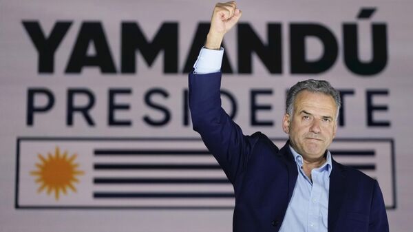 Frente Amplio presidential candidate Yamandu Orsi gestures to supporters outside of a hotel after general elections polls closed in Montevideo, Uruguay, Sunday, Oct. 27, 2024. (AP Photo/Natacha Pisarenko) - Sputnik Türkiye