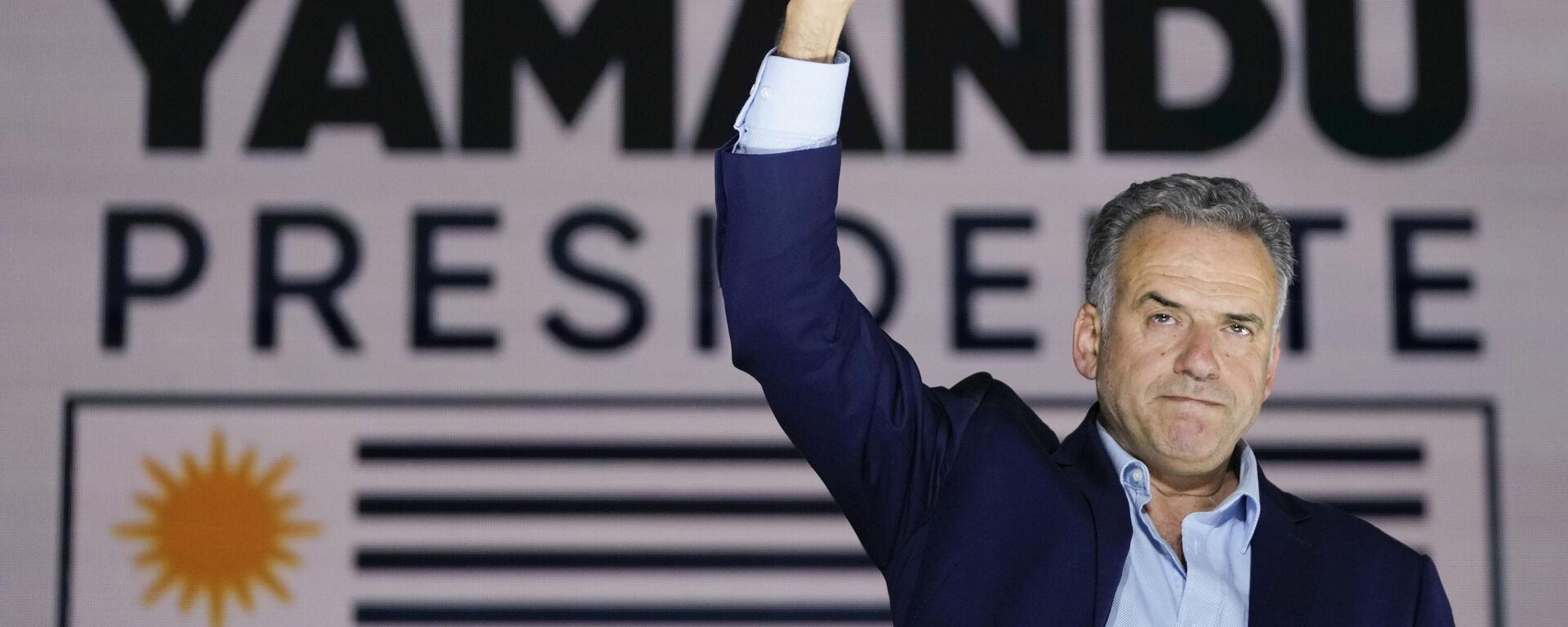 Frente Amplio presidential candidate Yamandu Orsi gestures to supporters outside of a hotel after general elections polls closed in Montevideo, Uruguay, Sunday, Oct. 27, 2024. (AP Photo/Natacha Pisarenko) - Sputnik Türkiye, 1920, 26.11.2024