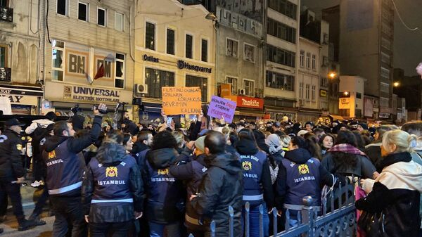 Beyoğlu'nda izinsiz yürüyüş yapmak isteyen gruba polis müdahale etti - Sputnik Türkiye