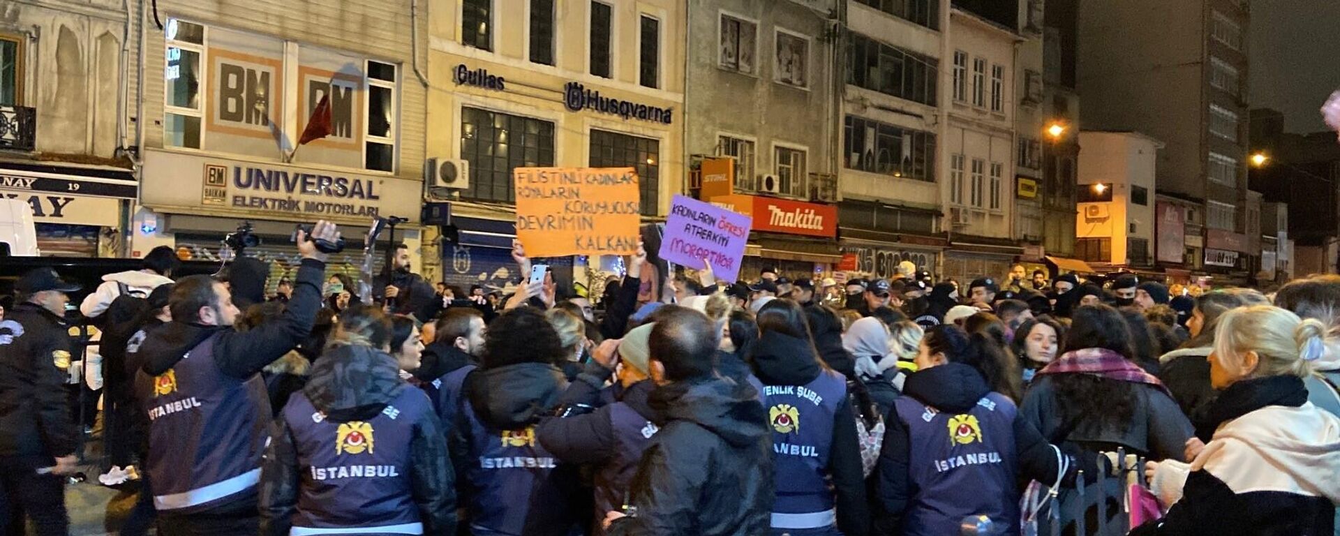 Beyoğlu'nda izinsiz yürüyüş yapmak isteyen gruba polis müdahale etti - Sputnik Türkiye, 1920, 07.03.2025