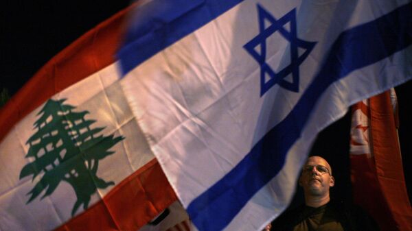 An Israeli left-wing activist holds an Israeli flag next to a Lebanese flag during a rally by the group supporting the Saudi Peace Initiative outside the Prime Minister's residence in Jerusalem, Wednesday, March 28, 2007. Arab leaders opened a summit Wednesday to revive a plan for peace with Israel, with U.S. allies trying to enlist other Arabs in efforts to win Israeli and Western acceptance of the deal. The initiative, first launched by the Arab summit in 2002, offers Israel recognition and permanent peace with all Arab countries in return for Israeli withdrawal from lands captured in the 1967 Mideast war.(AP Photo/Kevin Frayer) - Sputnik Türkiye