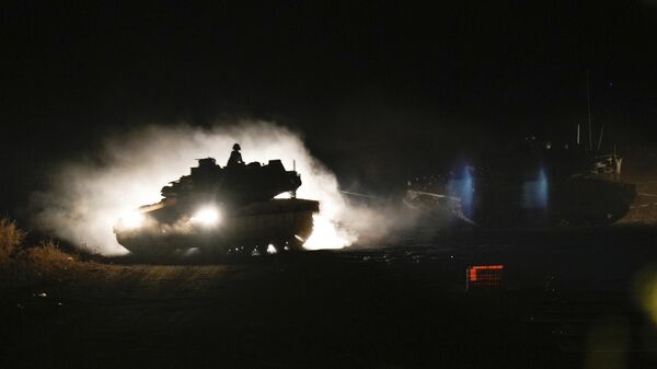 An Israeli tank maneuvers in northern Israel near the Israel-Lebanon border, Monday, Sept. 30, 2024. (AP Photo/Baz Ratner) - Sputnik Türkiye