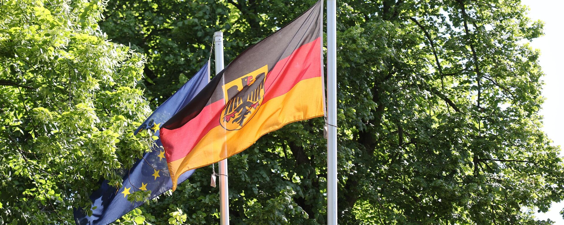 The flags of the EU and Germany wave on the territory of the German consulate general in Kaliningrad, Russia - Sputnik Türkiye, 1920, 28.11.2024