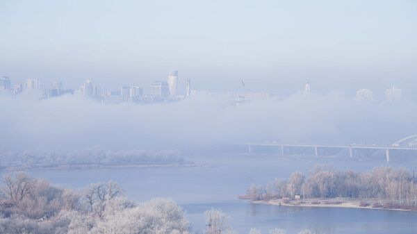 The Motherland Monument, center, and the thousand-year-old Monastery of Caves, also known as Kyiv Pechersk Lavra, the holiest site of Eastern Orthodox Christians are seen through the morning fog across the Dnipro river in Kyiv, Ukraine Monday, Nov. 25, 2024. (AP Photo/Evgeniy Maloletka) - Sputnik Türkiye