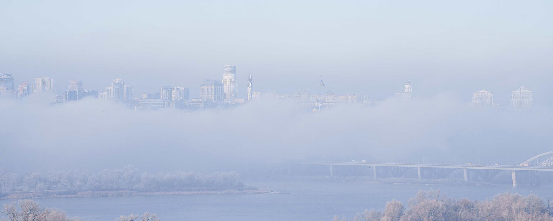 The Motherland Monument, center, and the thousand-year-old Monastery of Caves, also known as Kyiv Pechersk Lavra, the holiest site of Eastern Orthodox Christians are seen through the morning fog across the Dnipro river in Kyiv, Ukraine Monday, Nov. 25, 2024. (AP Photo/Evgeniy Maloletka) - Sputnik Türkiye, 1920, 29.11.2024