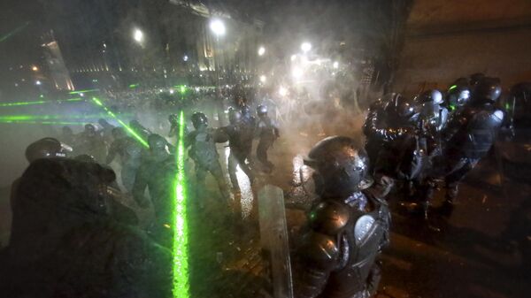 Police push away protesters pouring into the streets following Georgian Prime Minister Irakli Kobakhidze's announcement, rallying outside the parliament building in Tbilisi, Georgia, on Friday, Nov. 29, 2024. (AP Photo/Zurab Tsertsvadze) - Sputnik Türkiye