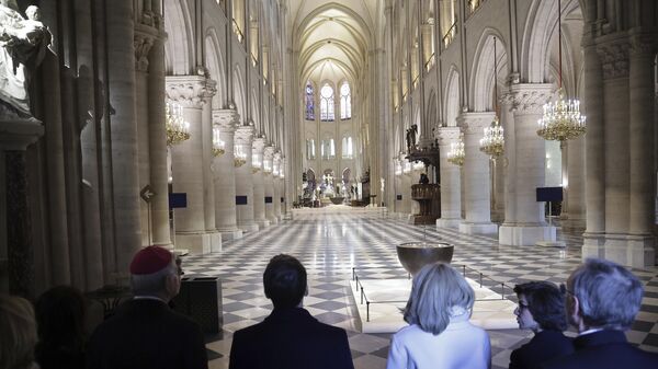 Macron, yangın sonrası restorasyonu tamamlanan Notre-Dame Katedrali'ni ziyaret etti - Sputnik Türkiye