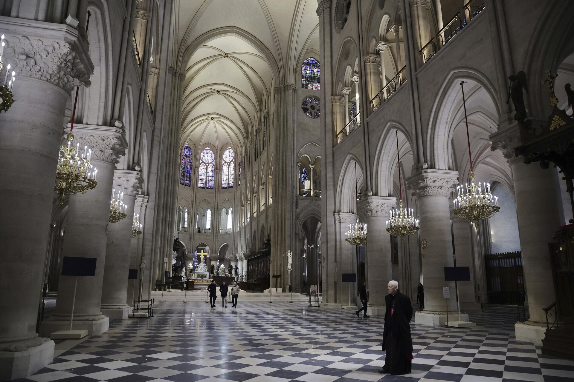 Macron, yangın sonrası restorasyonu tamamlanan Notre-Dame Katedrali'ni ziyaret etti - Sputnik Türkiye, 1920, 29.11.2024