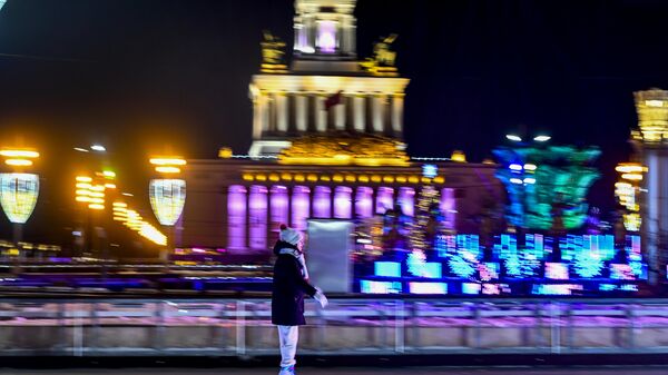 Rusya yeni yıl kutlamaları için hazırlanırken, başkent Moskova'da buz pateni sezonu açıldı.
Moskova'daki VDNH Fuar Merkezi'nde kurulan buz pateni pistinin açılışı törenle yapıldı.
Törene, VDNH Fuar Merkezi yetkilileri, ünlü Rus buz patenci İrina Slutskaya ve çok sayıda kişi katıldı - Sputnik Türkiye