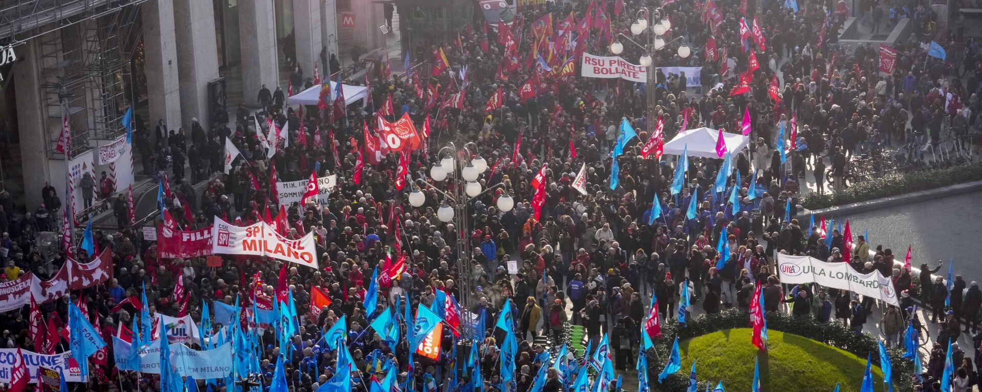 Demonstrators gather during a public and private sectors' national strike called by the labor unions to protest against the government's budget law ,in Milan, Italy, Friday, Nov. 29, 2024. (AP Photo/Luca Bruno) - Sputnik Türkiye, 1920, 30.11.2024