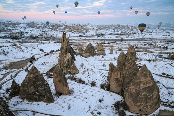 Türkiye&#x27;nin turizm merkezlerinden biri olan Kapadokya&#x27;da kar yağışı. - Sputnik Türkiye