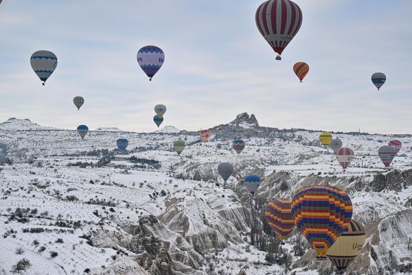 Eşsiz doğal güzelliğiyle Kapadokya Göreme ve çevresindeki peribacaları ve doğal kaya oluşumlarıyla kaplı vadiler kar yağışına teslim oldu. - Sputnik Türkiye