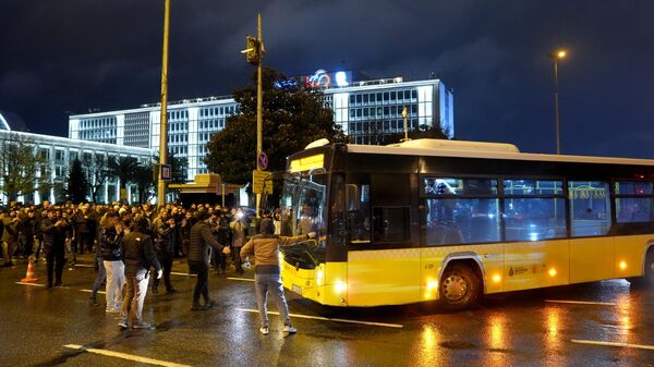 Saraçhane'deki İstanbul Büyükşehir Belediyesi (İBB) binası önünde toplanan İETT'ye bağlı özel halk otobüsü sahipleri, ödemelerini alamadıkları gerekçesiyle eylem gerçekleştirdi. Özel Halk Otobüsü Platformu sözcüsü avukat Erhan Güneş, grup adına açıklama yaptı. ( İslam Yakut - Anadolu Ajansı ) - Sputnik Türkiye