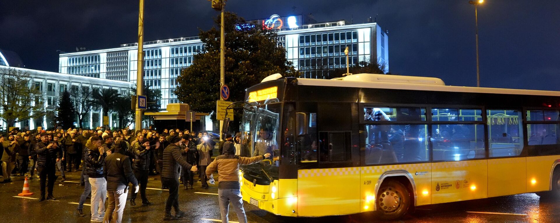 Saraçhane'deki İstanbul Büyükşehir Belediyesi (İBB) binası önünde toplanan İETT'ye bağlı özel halk otobüsü sahipleri, ödemelerini alamadıkları gerekçesiyle eylem gerçekleştirdi. Özel Halk Otobüsü Platformu sözcüsü avukat Erhan Güneş, grup adına açıklama yaptı. ( İslam Yakut - Anadolu Ajansı ) - Sputnik Türkiye, 1920, 03.12.2024