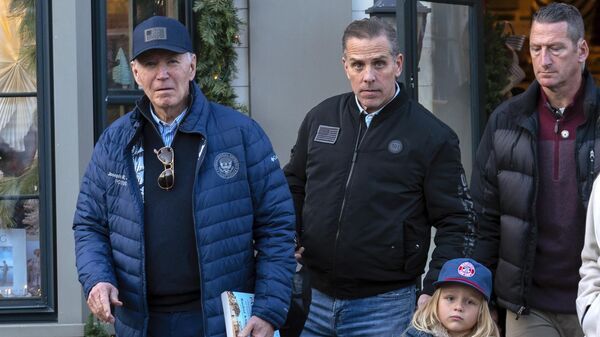 President Joe Biden accompanied by his son Hunter Biden and his grandson Beau leave a book store as they walk in downtown Nantucket Mass., Friday, Nov. 29, 2024. (AP Photo/Jose Luis Magana) - Sputnik Türkiye