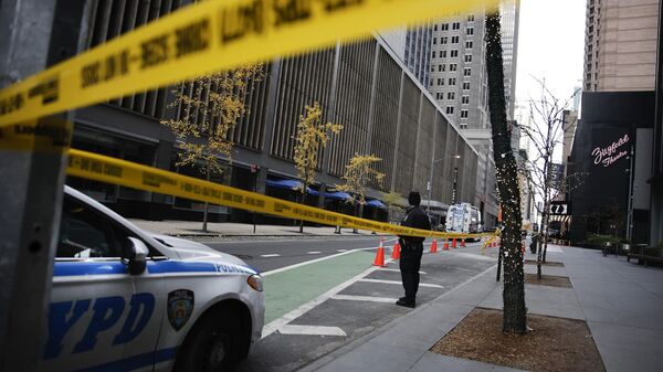 A New York police officer stands on 54th Street outside the Hilton Hotel in midtown Manhattan where Brian Thompson, the CEO of UnitedHealthcare, was fatally shot Wednesday, Dec. 4, 2024, in New York. (AP Photo/Stefan Jeremiah) - Sputnik Türkiye