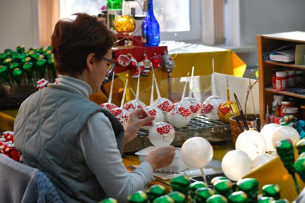 Biryusinka oyuncak fabrikasında yeni yıl oyuncakları ve süs eşyaları mesaisinden görüntüler - Sputnik Türkiye