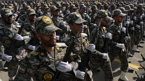 Iranian army members march during Army Day parade at a military base in northern Tehran, Iran, Wednesday, April 17, 2024. In the parade, President Ebrahim Raisi warned that the tiniest invasion by Israel would bring a massive and harsh response, as the region braces for potential Israeli retaliation after Iran's attack over the weekend. (AP Photo/Vahid Salemi) - Sputnik Türkiye