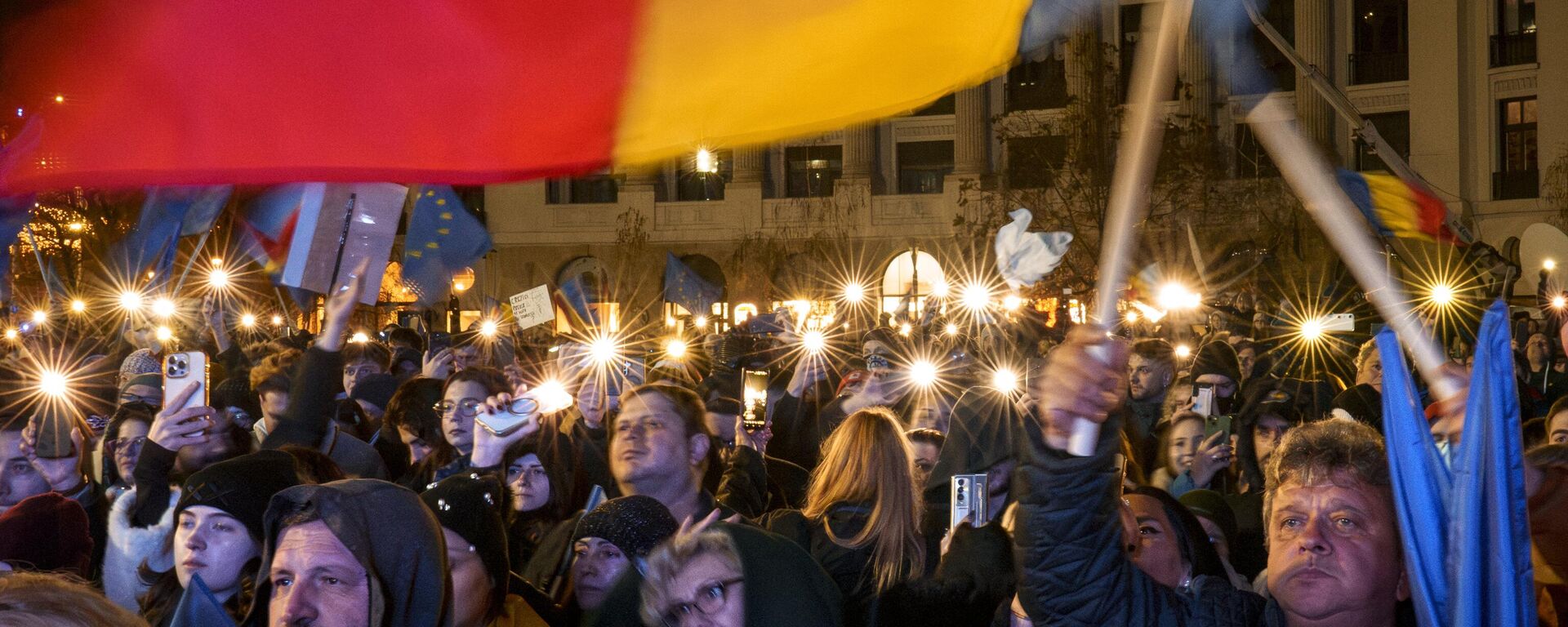 People hold mobile phones with flashlights during a pro-European rally ahead of the countries Dec. 8 runoff presidential elections in Bucharest, Romania, Thursday, Dec. 5, 2024. (AP Photo/Vadim Ghirda) - Sputnik Türkiye, 1920, 06.12.2024