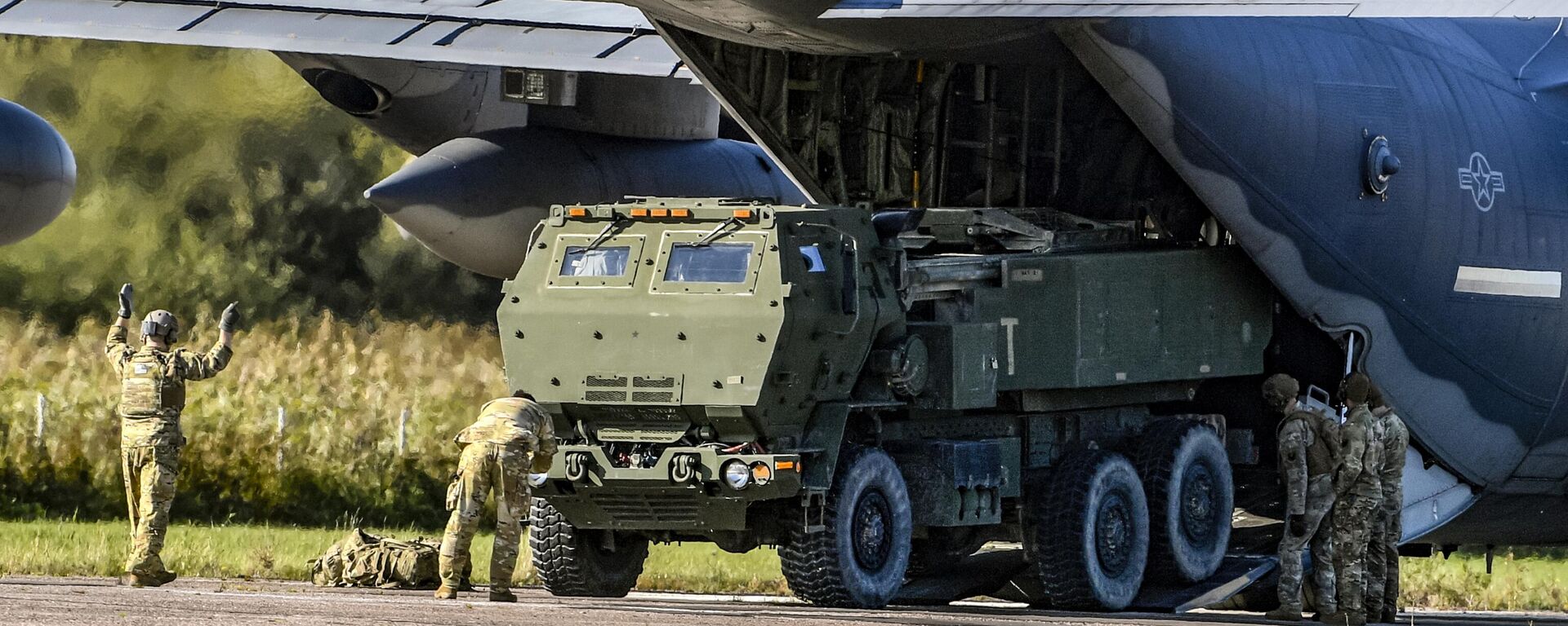 Разгрузка американской реактивной системы залпового огня HIMARS в аэропорту Спилве в Риге. Архивное фото - Sputnik Türkiye, 1920, 06.12.2024