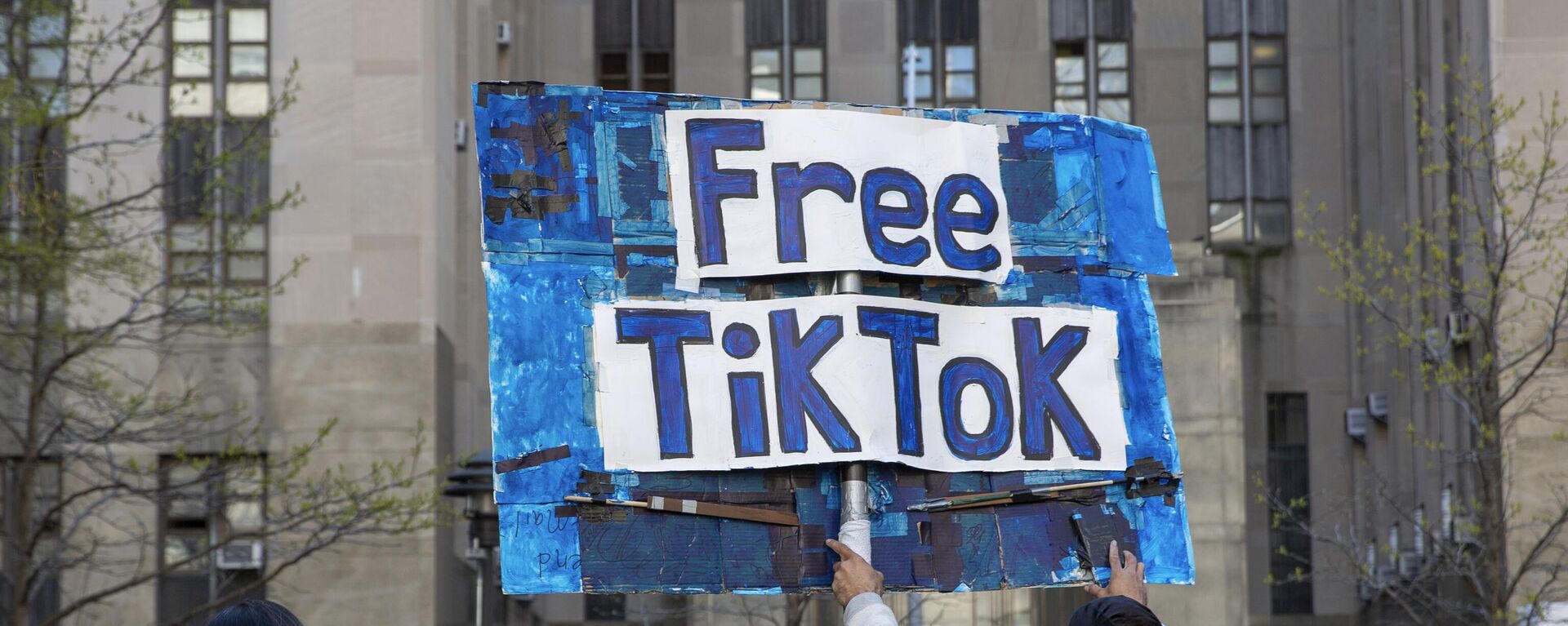 FILE - A man carries a Free TikTok sign in front of the courthouse where the hush-money trial of Donald Trump got underway April 15, 2024, in New York. The House has passed legislation Saturday, April 20, to ban TikTok in the U.S. if its China-based owner doesn't sell its stake, sending it to the Senate as part of a larger package of bills that would send aid to Ukraine and Israel. House Republicans' decision to add the TikTok bill to the foreign aid package fast-tracked the legislation after it had stalled in the Senate. The aid bill is a priority for President Joe Biden that has broad congressional support. (AP Photo/Ted Shaffrey, File) - Sputnik Türkiye, 1920, 06.12.2024