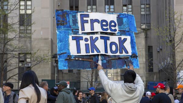 FILE - A man carries a Free TikTok sign in front of the courthouse where the hush-money trial of Donald Trump got underway April 15, 2024, in New York. The House has passed legislation Saturday, April 20, to ban TikTok in the U.S. if its China-based owner doesn't sell its stake, sending it to the Senate as part of a larger package of bills that would send aid to Ukraine and Israel. House Republicans' decision to add the TikTok bill to the foreign aid package fast-tracked the legislation after it had stalled in the Senate. The aid bill is a priority for President Joe Biden that has broad congressional support. (AP Photo/Ted Shaffrey, File) - Sputnik Türkiye