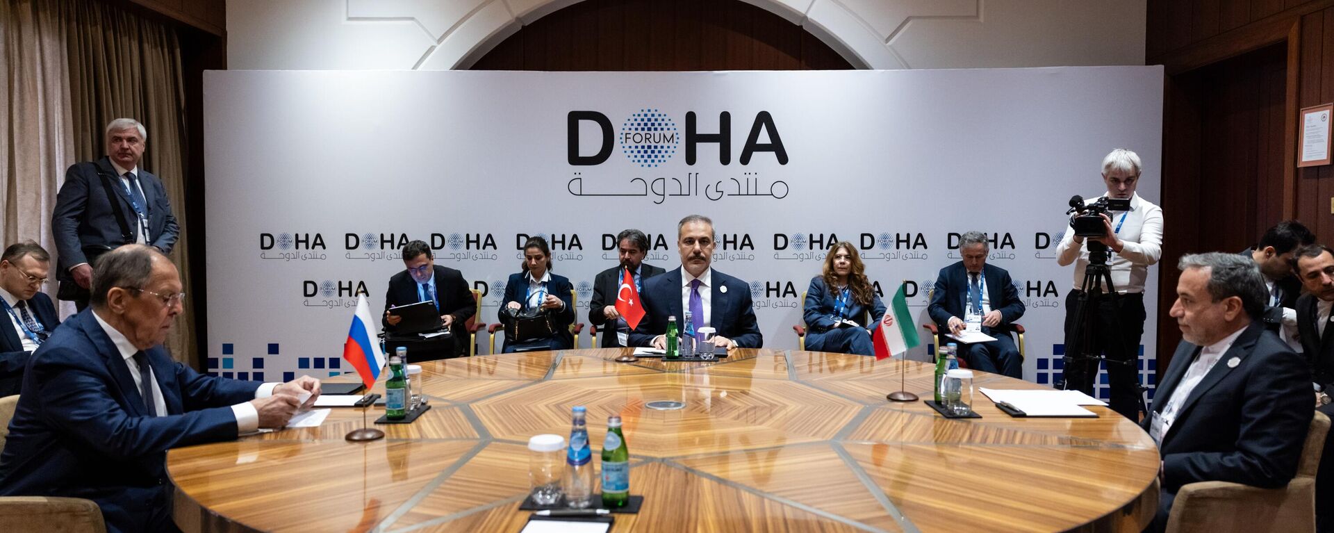 Dışişleri Bakanı Hakan Fidan, 22. Doha Forumu'nda İran Dışişleri Bakanı Abbas Arakçi ve Rusya Dışişleri Bakanı Sergey Lavrov ile birlikte Astana formatında düzenlenen toplantıya katıldı. - Sputnik Türkiye, 1920, 07.12.2024