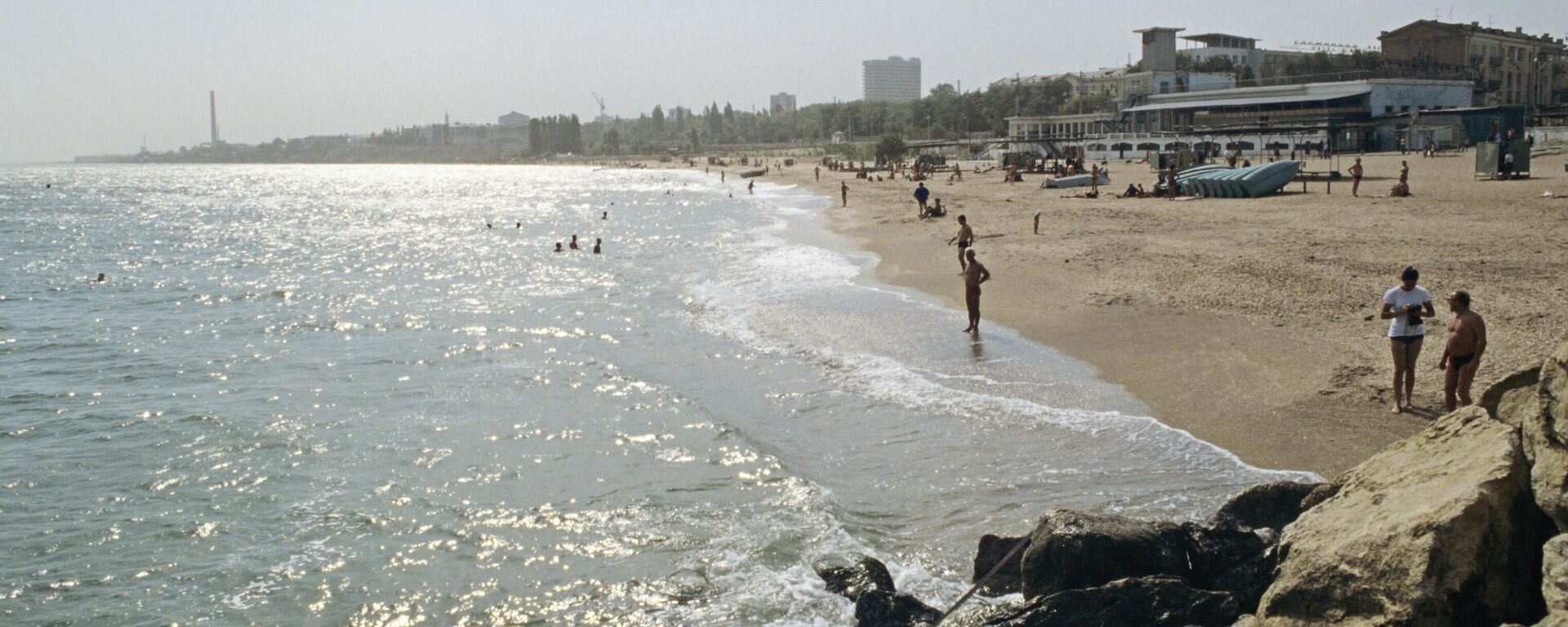 Городской пляж Махачкалы Дагестанской АССР на побережье Каспийского моря. - Sputnik Türkiye, 1920, 10.12.2024