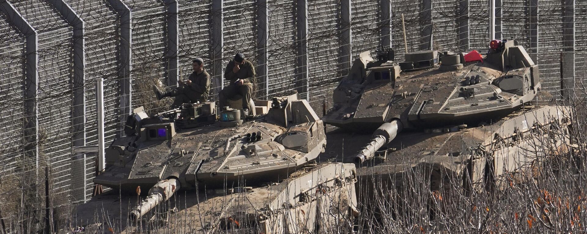 Israeli soldiers sit on top of a tank along the so-called Alpha Line that separates the Israeli-annexed Golan Heights from Syria, in the town of Majdal Shams, Monday, Dec. 9, 2024. (AP Photo/Matias Delacroix) - Sputnik Türkiye, 1920, 10.12.2024