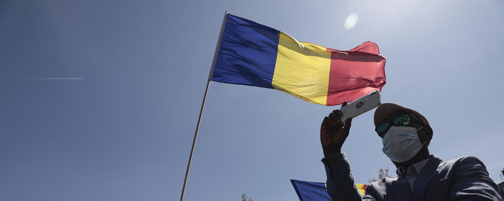 Chadian leaving in France stage a protest with their national flags in Paris, Sunday, April 25, 2021.  - Sputnik Türkiye, 1920, 10.12.2024