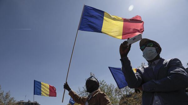 Chadian leaving in France stage a protest with their national flags in Paris, Sunday, April 25, 2021.  - Sputnik Türkiye