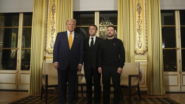 French President Emmanuel Macron, center, poses with President-elect Donald Trump, left, and Ukraine's President Volodymyr Zelenskyy at the Elysee Palace, Saturday, Dec. 7, 2024 in Paris. (AP Photo/Aurelien Morissard) - Sputnik Türkiye