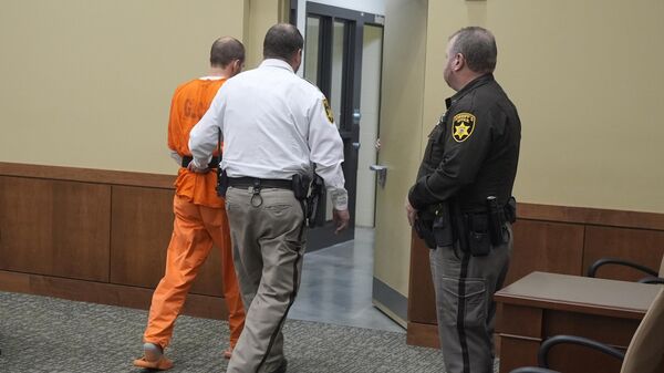 Ryan Borgwardt is lead out of a Green Lake County courtroom Wednesday, Dec. 11, 2024, in Green Lake, Wis. (AP Photo/Morry Gash) - Sputnik Türkiye
