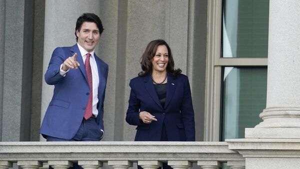 Justin Trudeau ve Kamala Harris - Sputnik Türkiye
