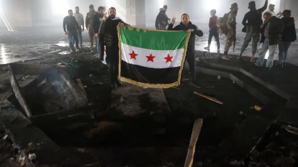 Esad'ın babası Hafız Esad'ın mezarı ateşe verildi - Sputnik Türkiye