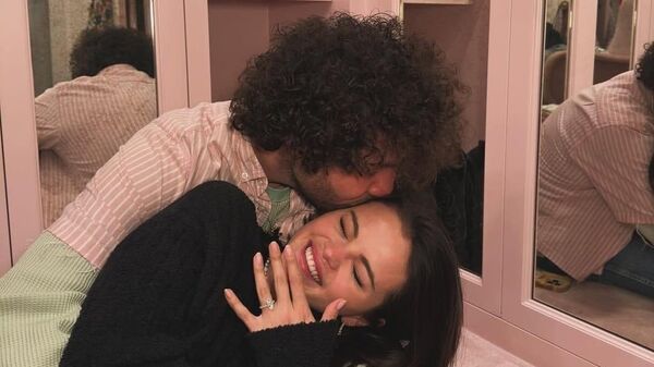 Selena Gomez, Benny Blanco ile nişanlandı - Sputnik Türkiye
