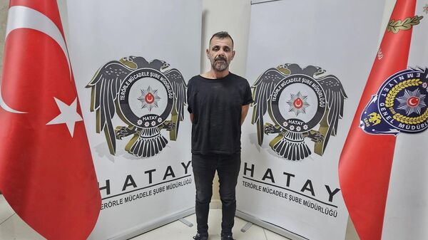 Hatay'ın Reyhanlı ilçesinde 11 Mayıs 2013'ye meydana gelen ve 53 kişi hayatını kaybettiği patlamalarda Türkiye'ye patlayıcı maddeleri getiren turuncu kategoride aranan terörist Cengiz Sertel, MİT Başkanlığı ile Emniyet Genel Müdürlüğü koordinesinde yürütülen çalışmalarla yakalandı. - Sputnik Türkiye