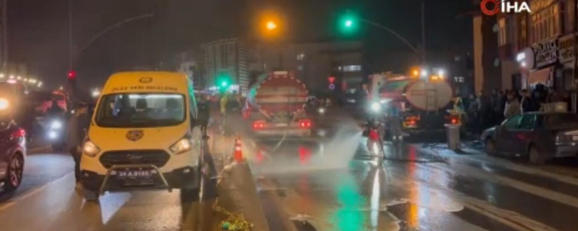 İstanbul Gaziosmanpaşa’da 15 yaşındaki kız çocuğu, yolun karşısına geçmeye çalışırken trafik ışıklarında hareket eden tankerin altında kaldı. Kaza sonrası çocuk olay yerinde hayatını kaybederken, sürücü ise tankeri bırakarak kayıplara karıştı. - Sputnik Türkiye, 1920, 16.12.2024